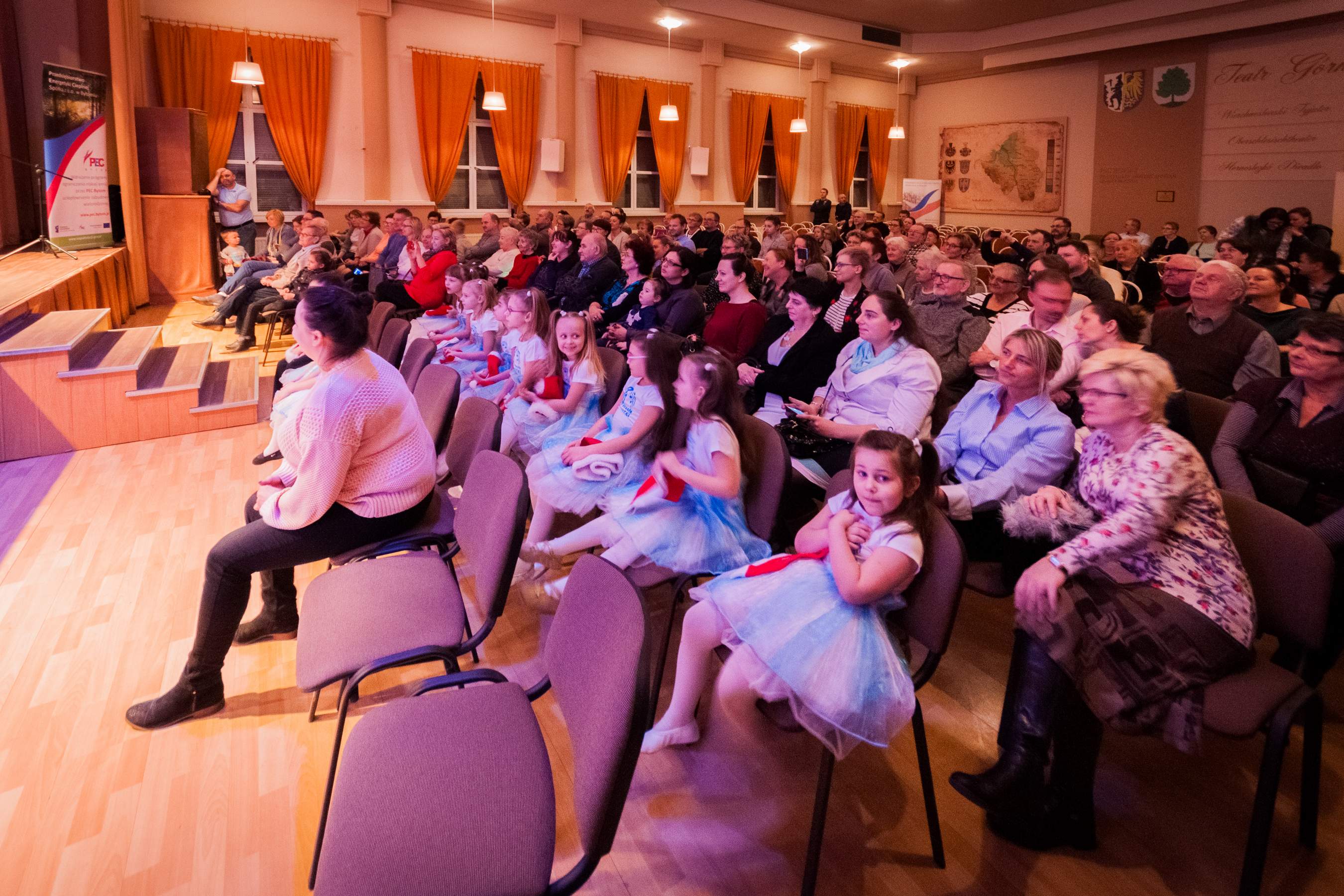 Występ dzieci z Przedszkola nr 48 w Teatrze Górnośląskim z okazji dnia babci i dziadka. 