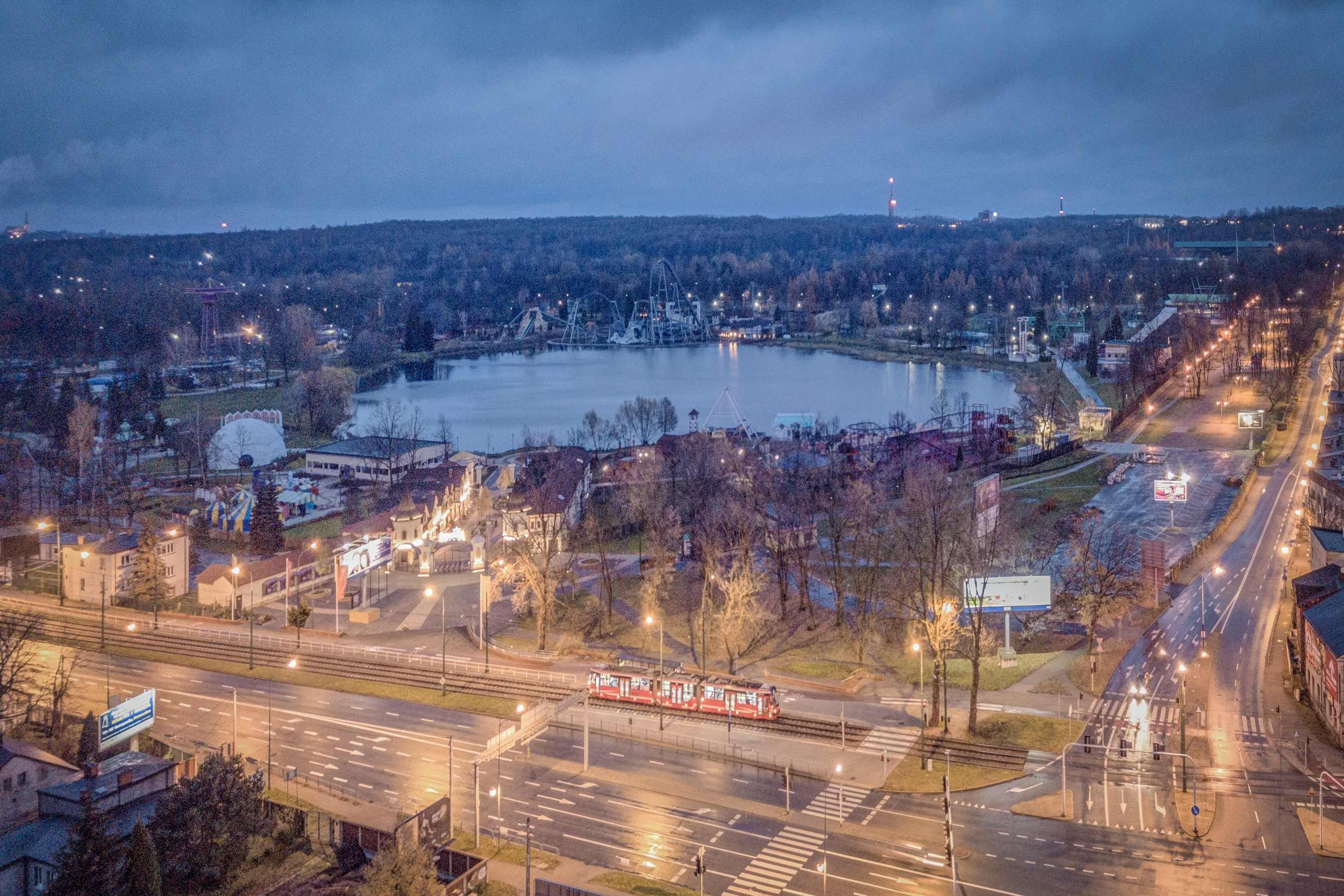 Katowice Dąb przed wschodem słońca.