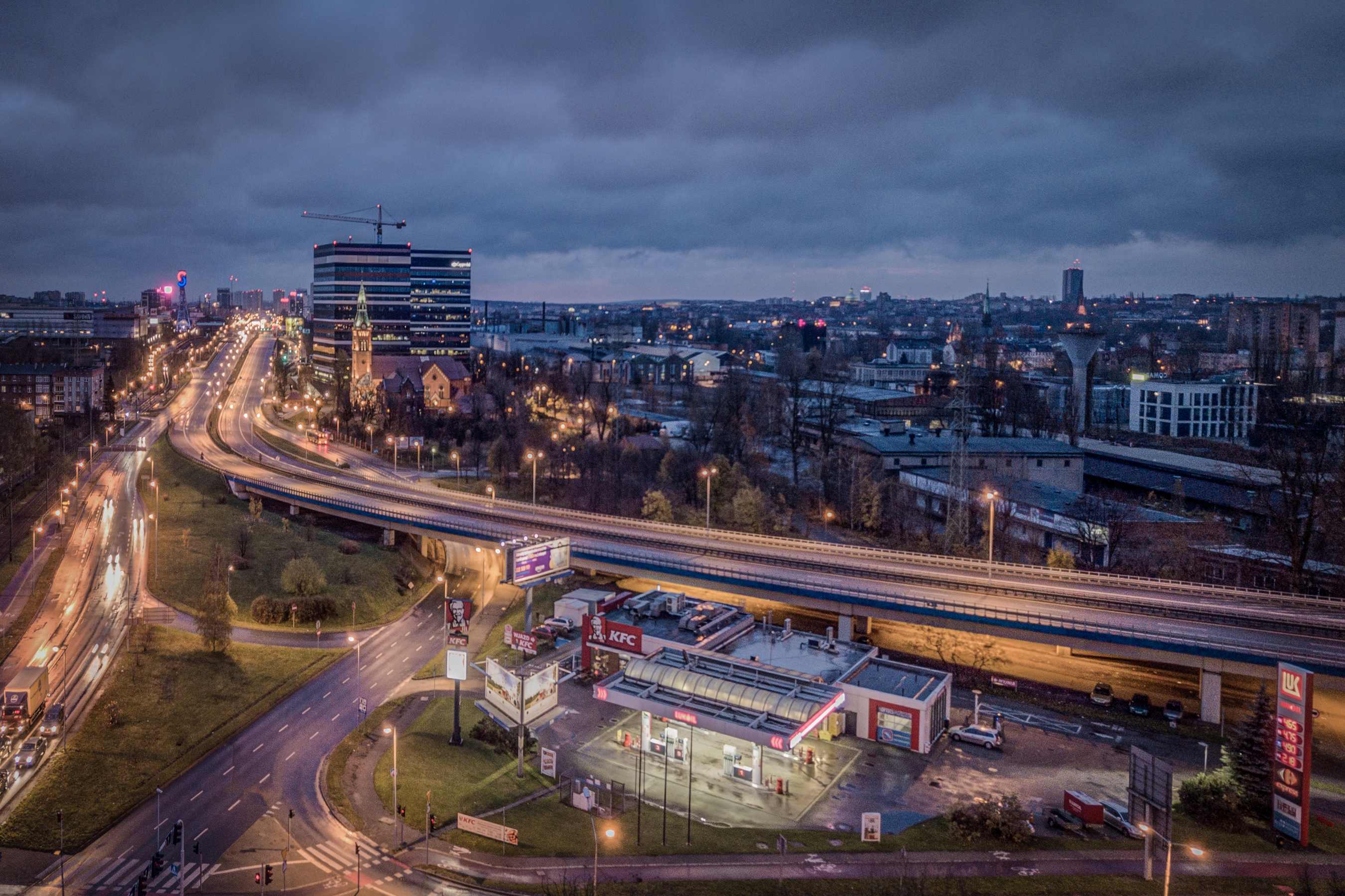 Katowice Dąb przed wschodem słońca.