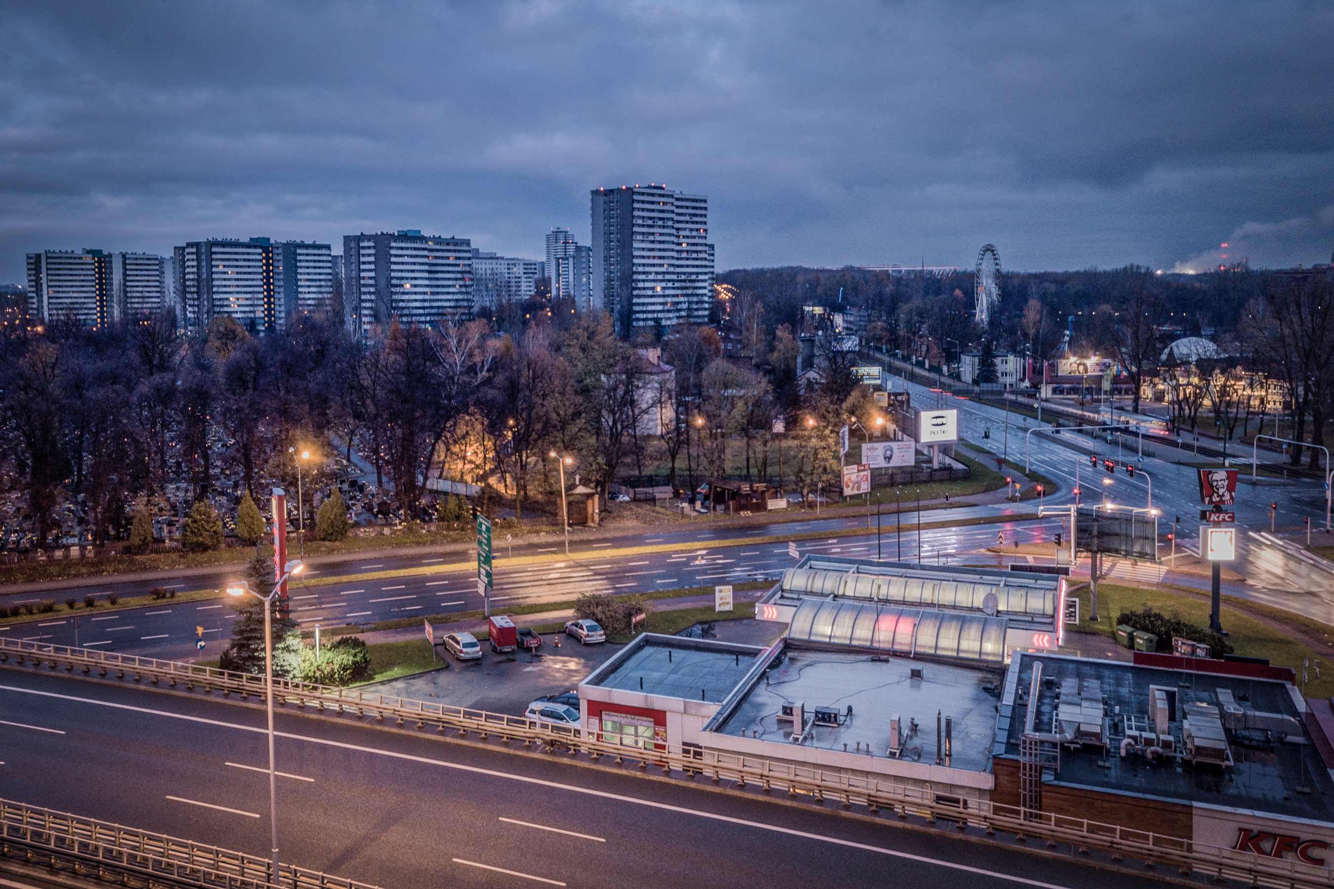 Katowice Dąb przed wschodem słońca.