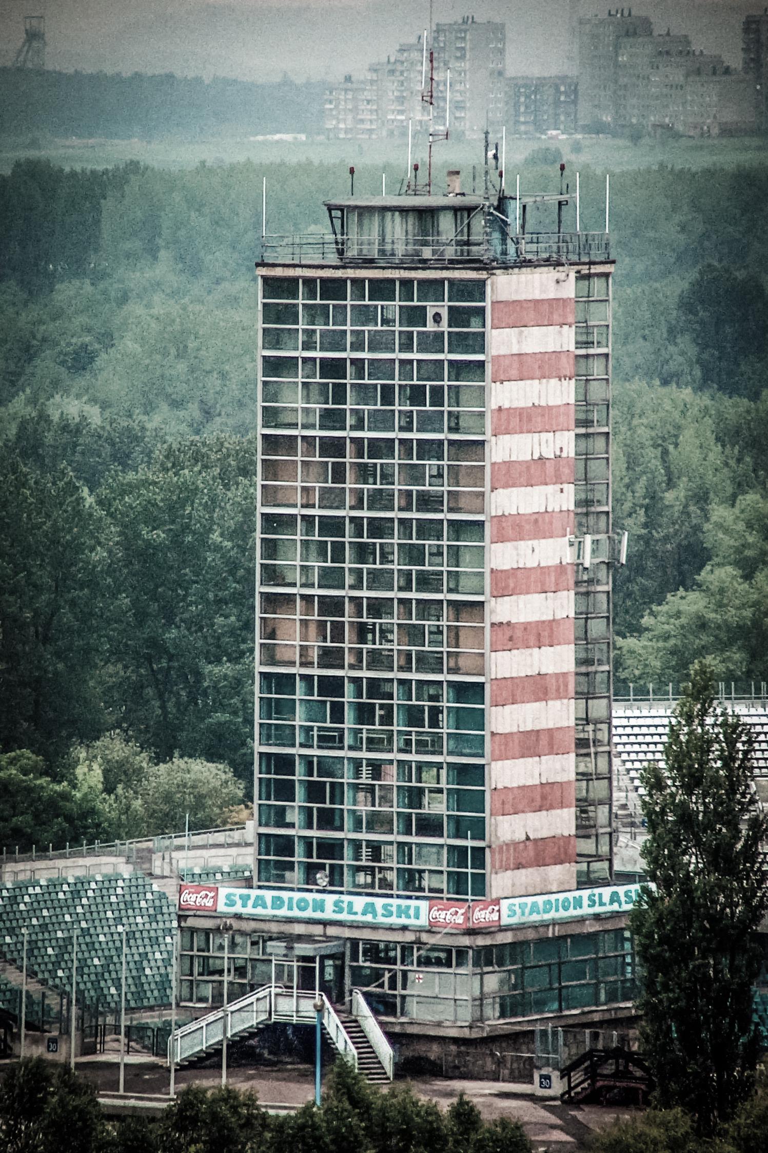 Stadion śląski,a w tle osiedle węzłowiec ( maj 2003 r.).