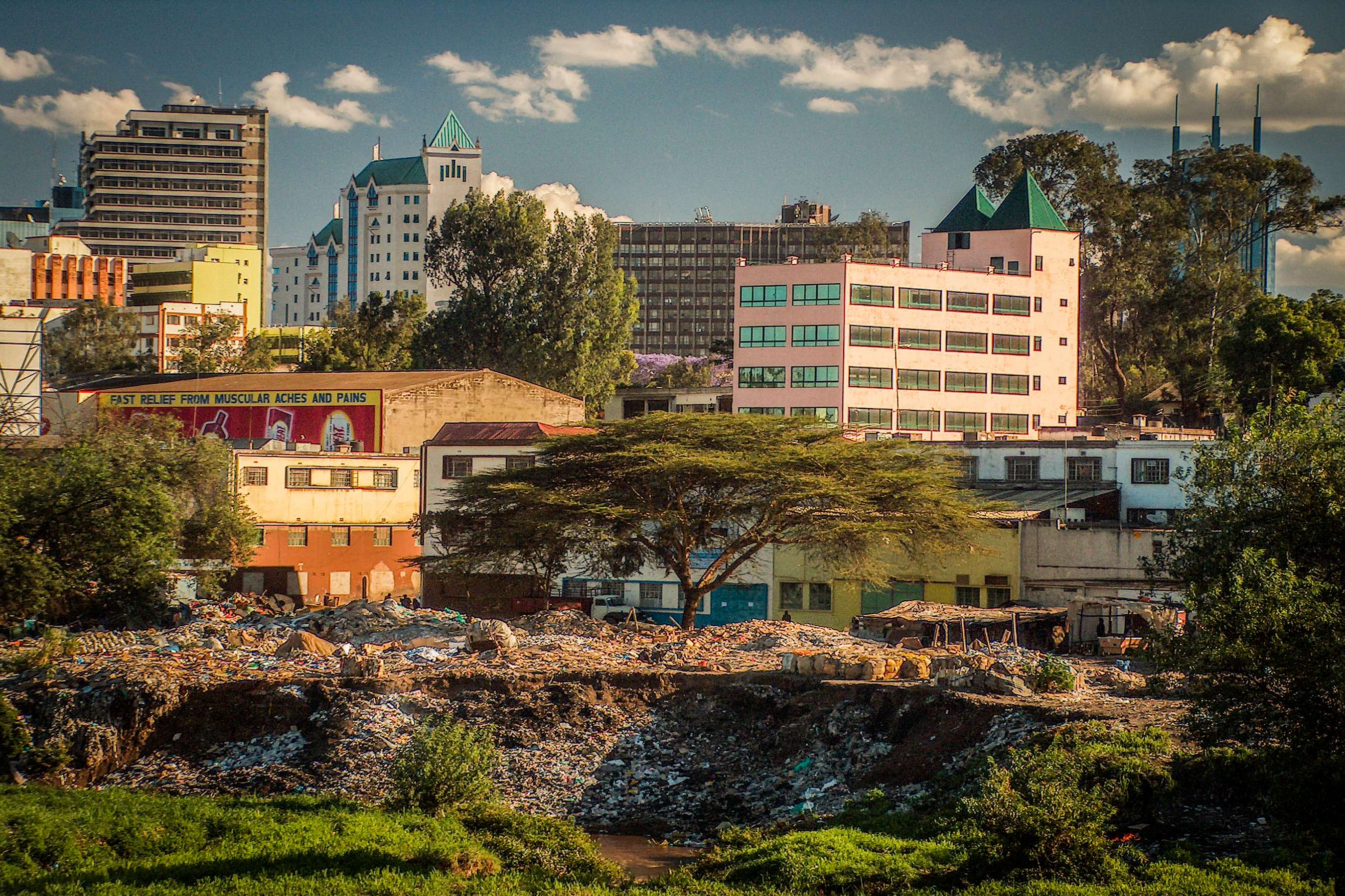 Warstwy afrykańskiego miasta (Nairobi) .