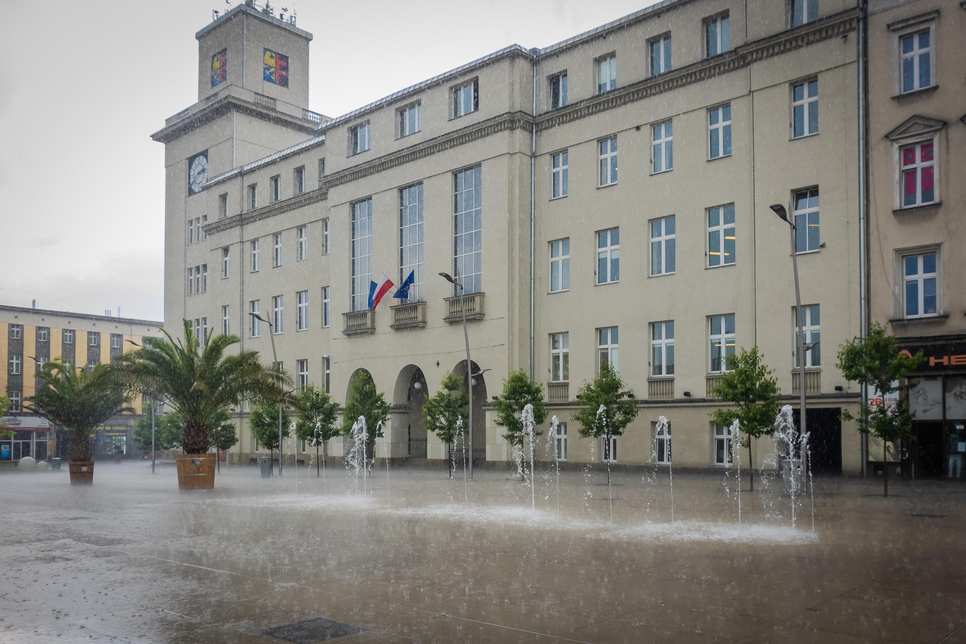 Chorzowski Rynek w strugach deszczu.