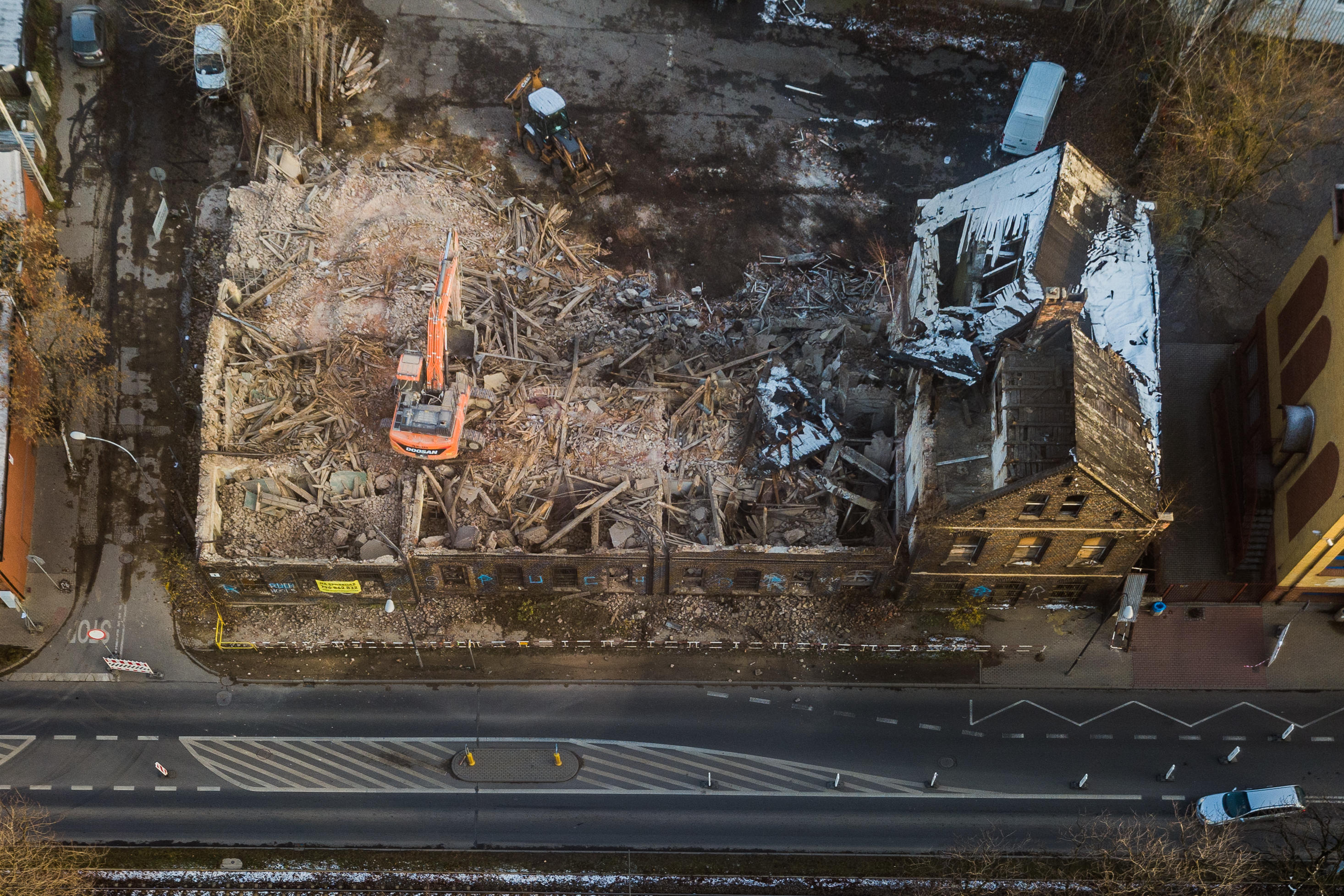 Łagiewniki Śląskie, wyburzanie opuszczonego budynku przy ulicy Świętochłowickiej 8.