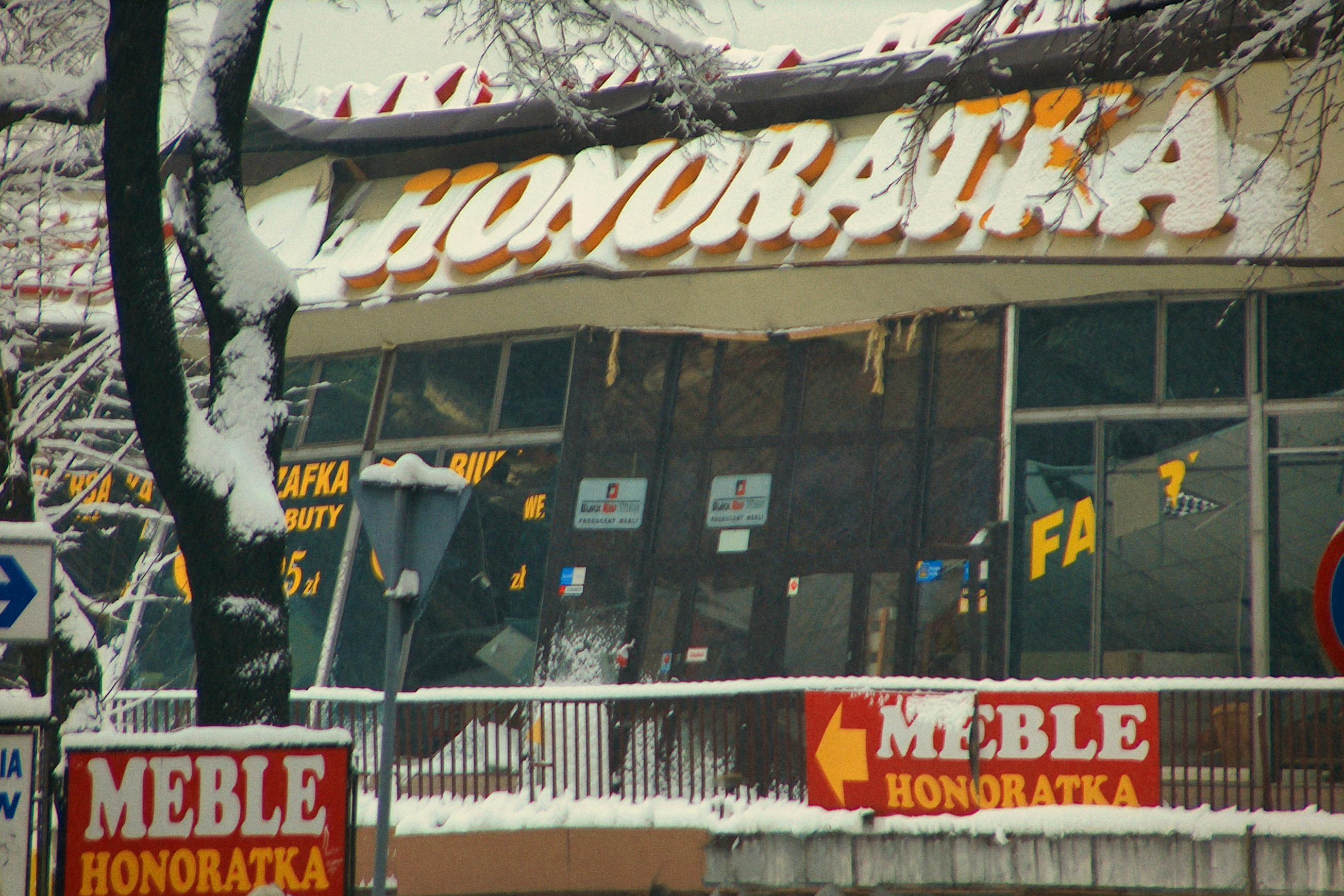 15 lat temu : 3 stycznia 2006 pod ciężarem śniegu zapadł się dach pawilonu handlowego Honoratka w Świętochłowicach.