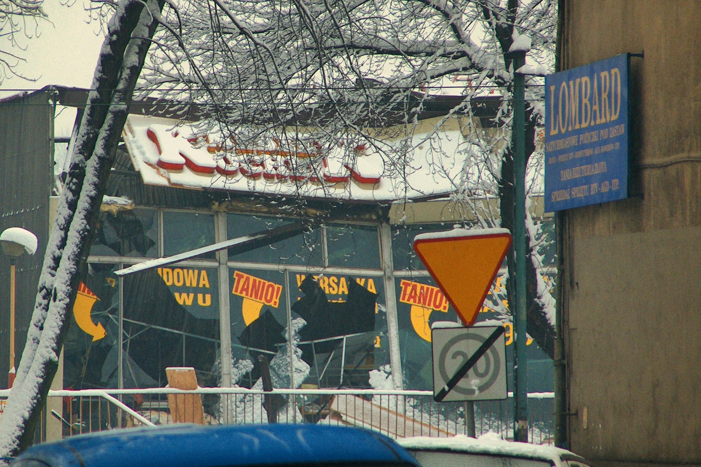 15 lat temu : 3 stycznia 2006 pod ciężarem śniegu zapadł się dach pawilonu handlowego Honoratka w Świętochłowicach.