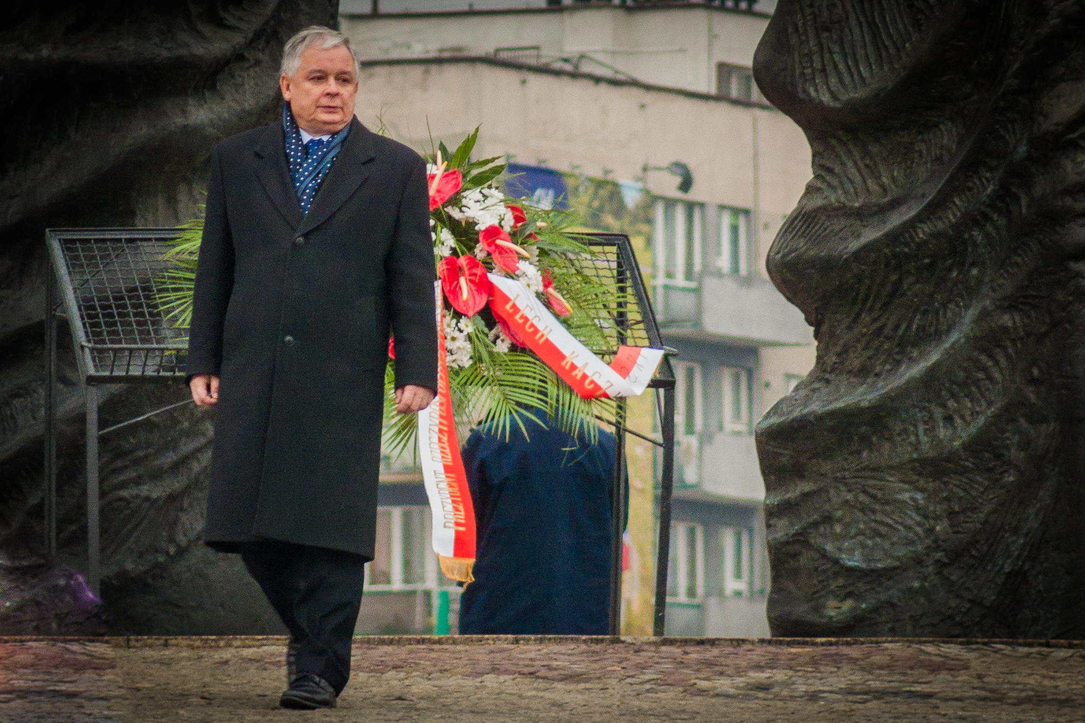 Prezydent Lech Kaczyński złożył wieniec pod Pomnikiem Powstań Śląskich w Katowicach 19 listopada 2008 roku.